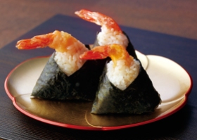 Tenmusu ovvero Onigiri con tempura di gamberi condita